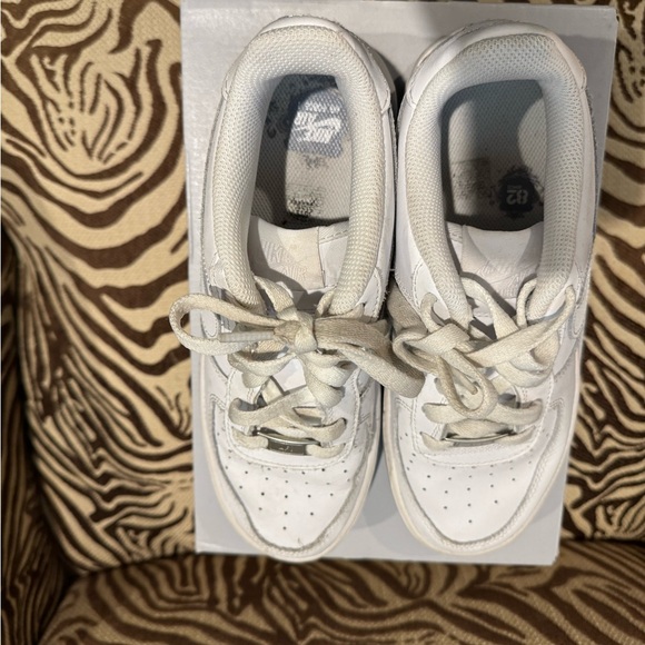 Nike Air Force 1 LE (GS); Size 6Y - Picture 3 of 5